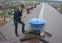 Установка электросирены на скатной крыше